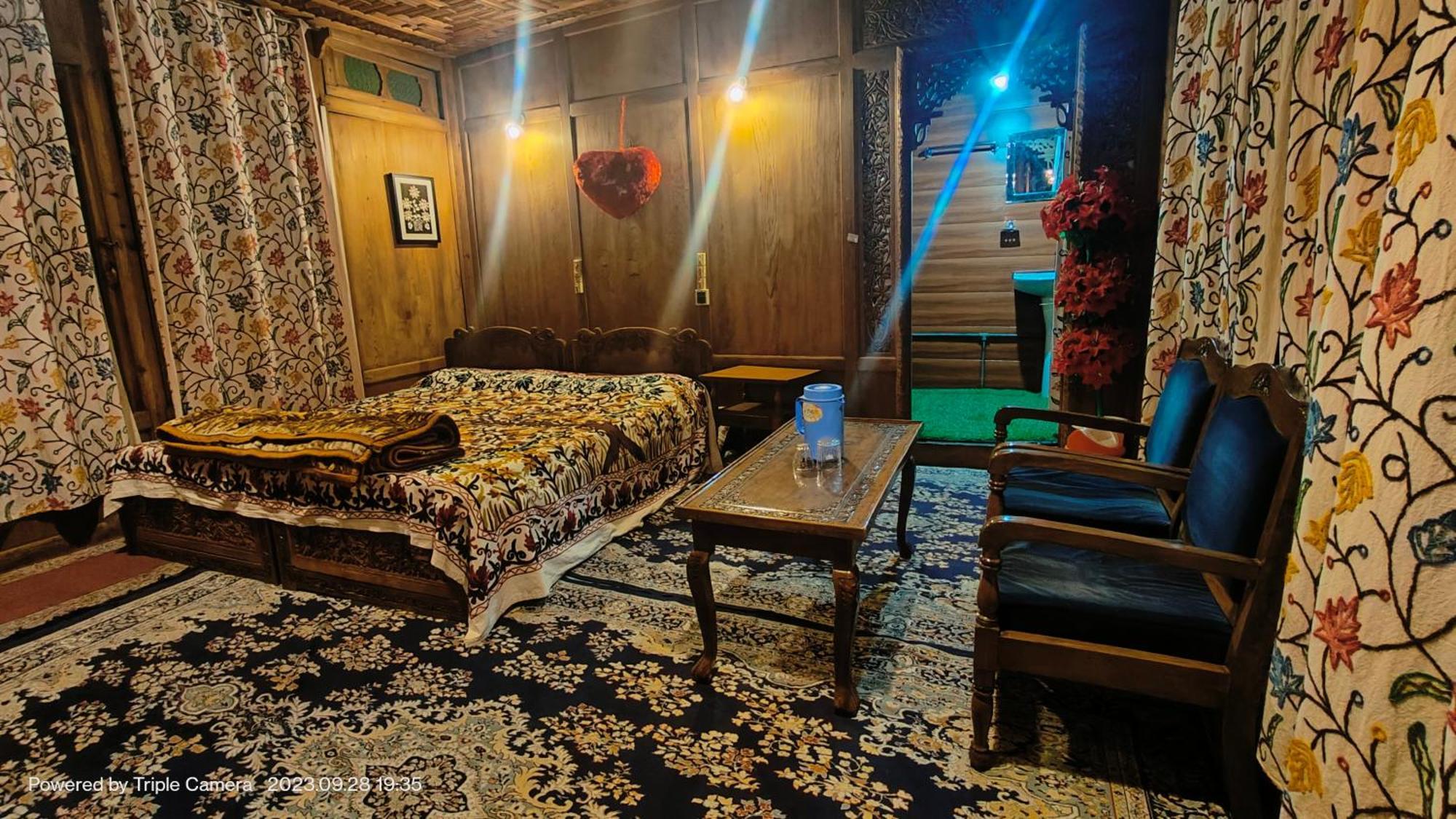 Houseboat Karima Palace Срінагар Екстер'єр фото