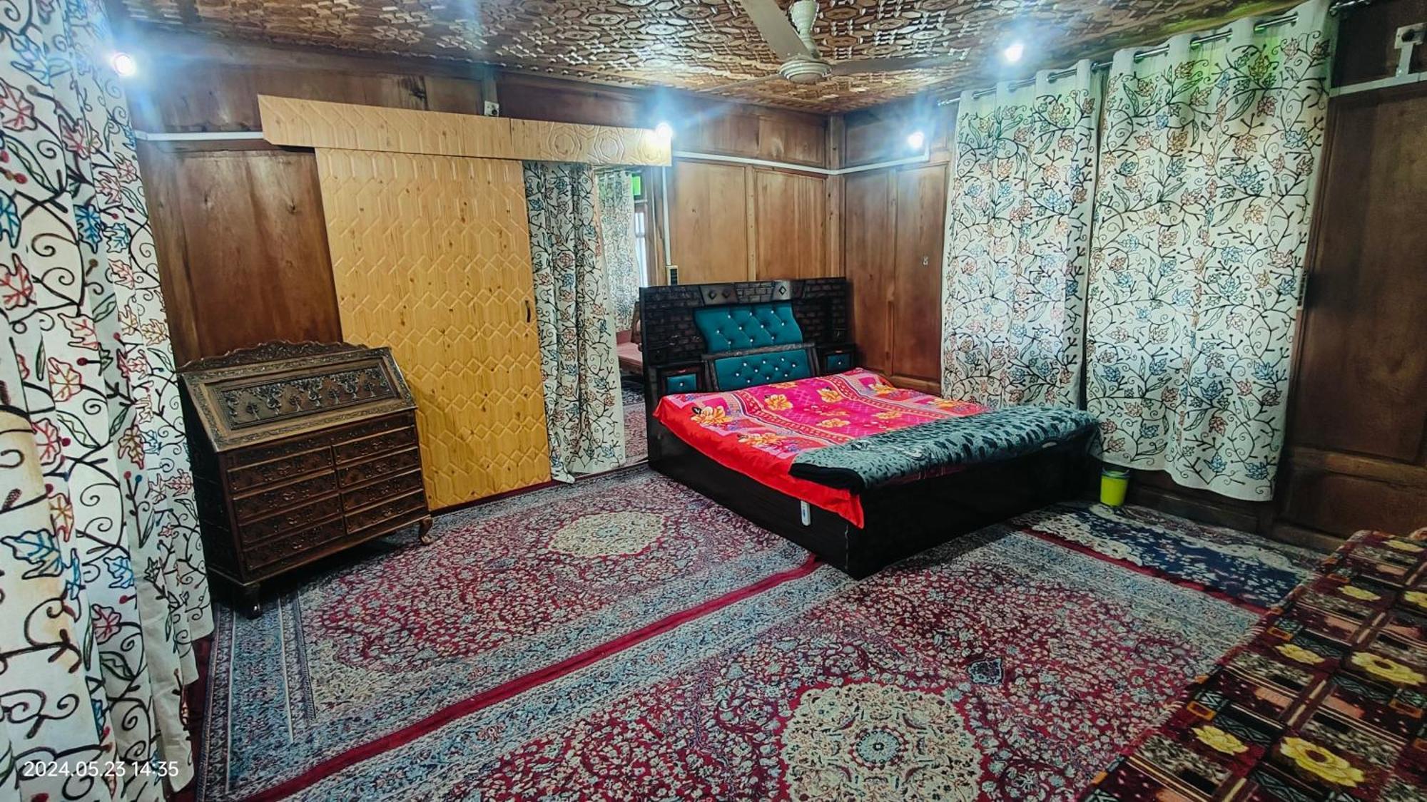 Houseboat Karima Palace Срінагар Екстер'єр фото