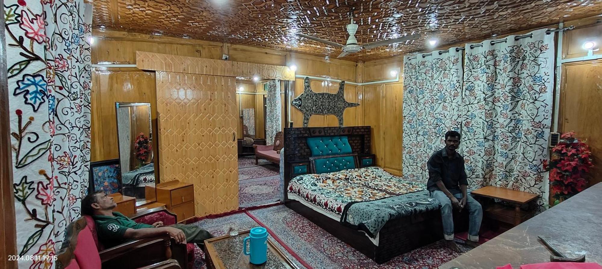Houseboat Karima Palace Срінагар Екстер'єр фото