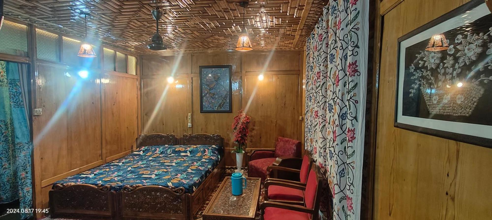 Houseboat Karima Palace Срінагар Екстер'єр фото